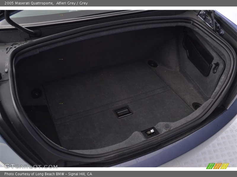 Alfieri Grey / Grey 2005 Maserati Quattroporte