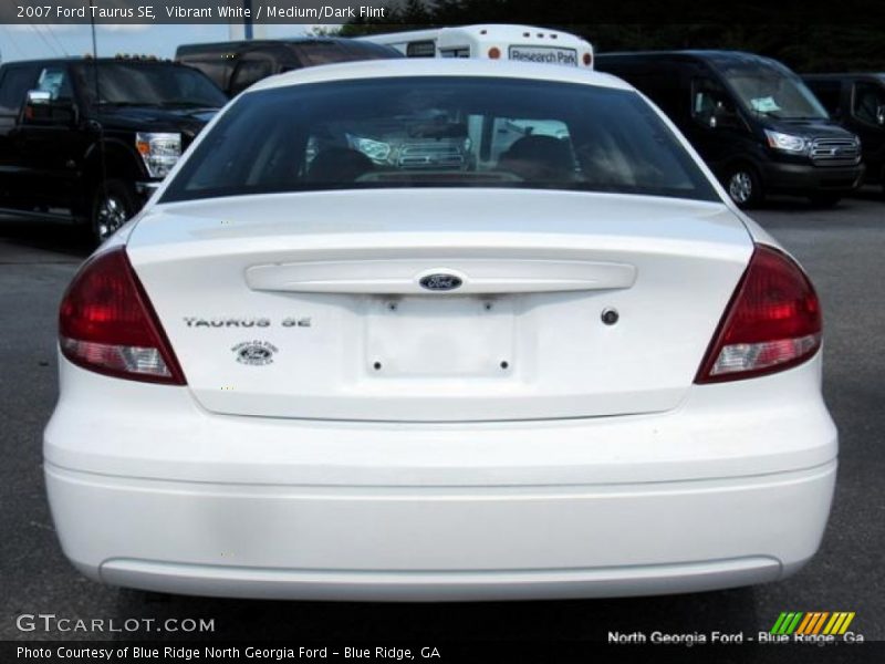 Vibrant White / Medium/Dark Flint 2007 Ford Taurus SE