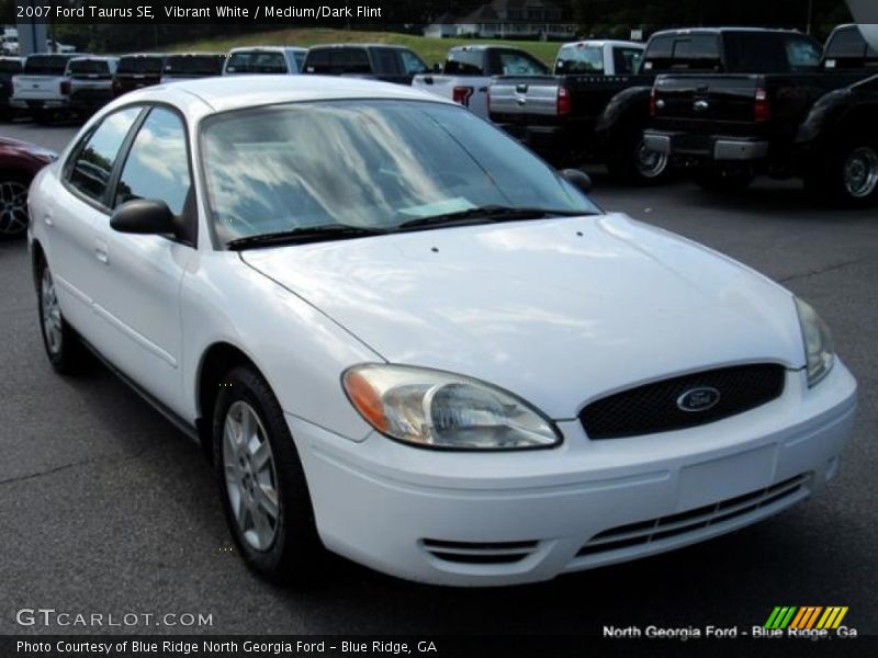 Vibrant White / Medium/Dark Flint 2007 Ford Taurus SE