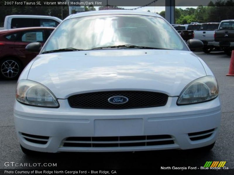 Vibrant White / Medium/Dark Flint 2007 Ford Taurus SE