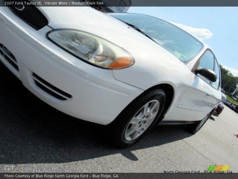Vibrant White / Medium/Dark Flint 2007 Ford Taurus SE