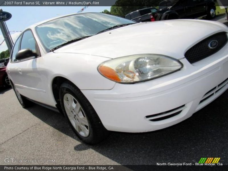 Vibrant White / Medium/Dark Flint 2007 Ford Taurus SE