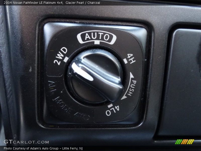 Glacier Pearl / Charcoal 2004 Nissan Pathfinder LE Platinum 4x4