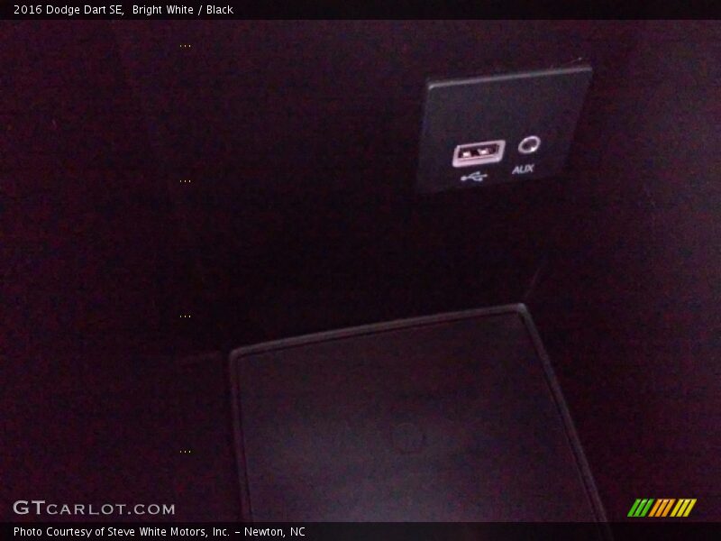Bright White / Black 2016 Dodge Dart SE