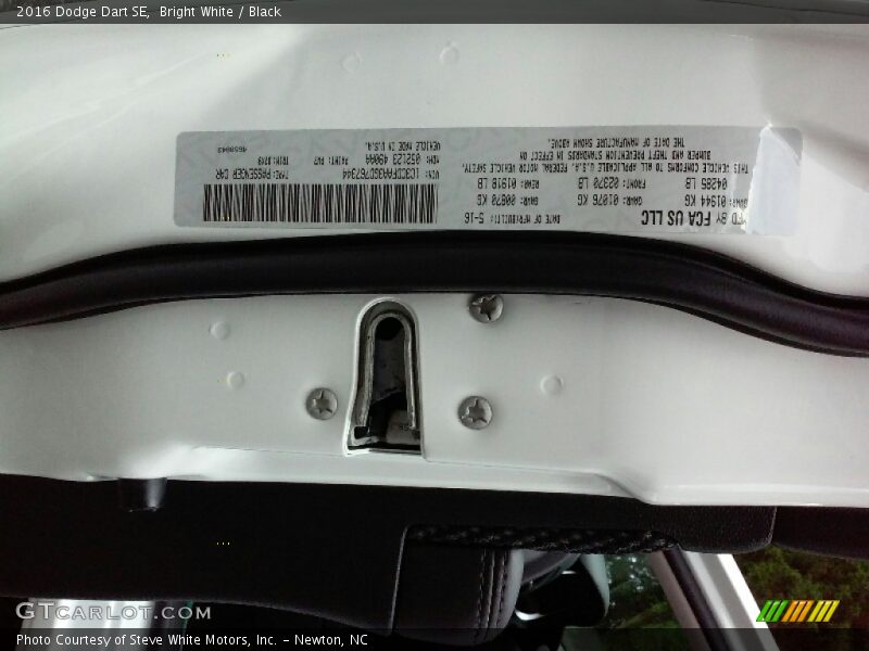 Bright White / Black 2016 Dodge Dart SE