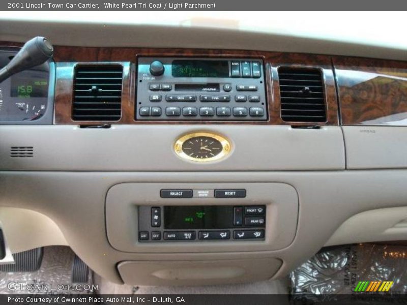 White Pearl Tri Coat / Light Parchment 2001 Lincoln Town Car Cartier