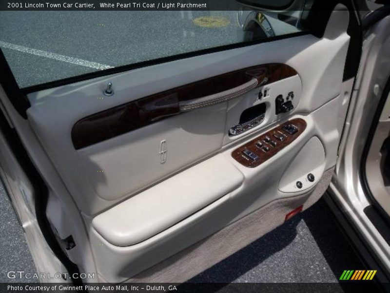 White Pearl Tri Coat / Light Parchment 2001 Lincoln Town Car Cartier