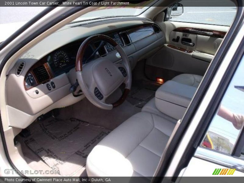 White Pearl Tri Coat / Light Parchment 2001 Lincoln Town Car Cartier