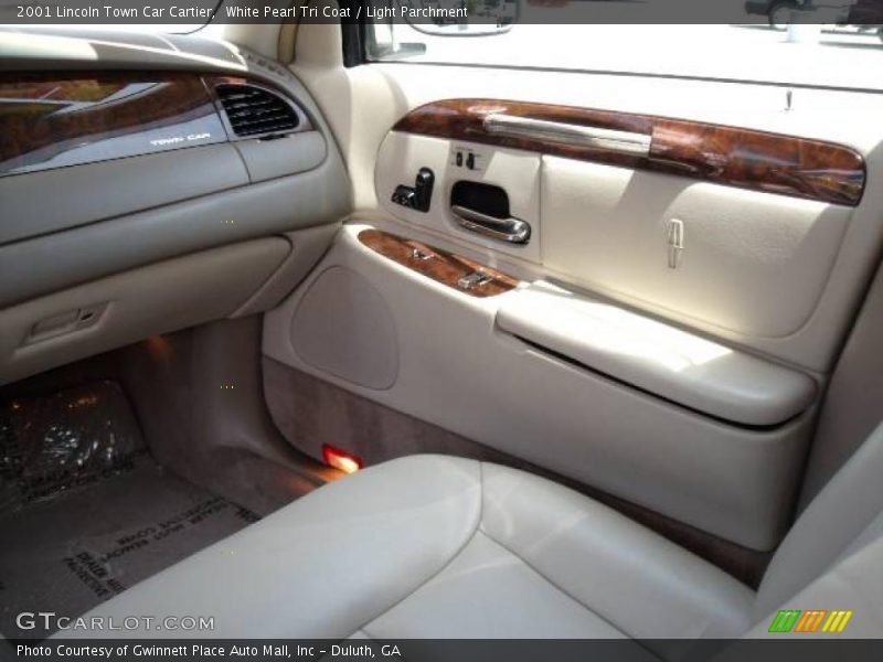 White Pearl Tri Coat / Light Parchment 2001 Lincoln Town Car Cartier