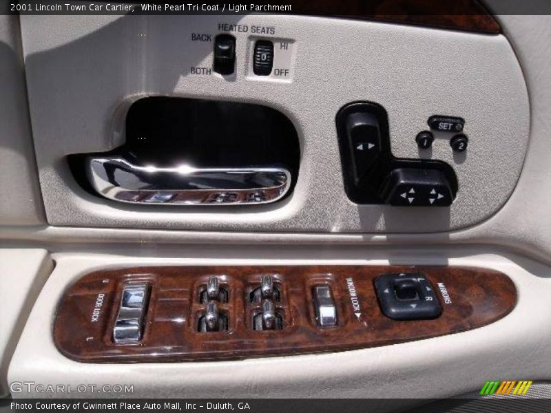 White Pearl Tri Coat / Light Parchment 2001 Lincoln Town Car Cartier