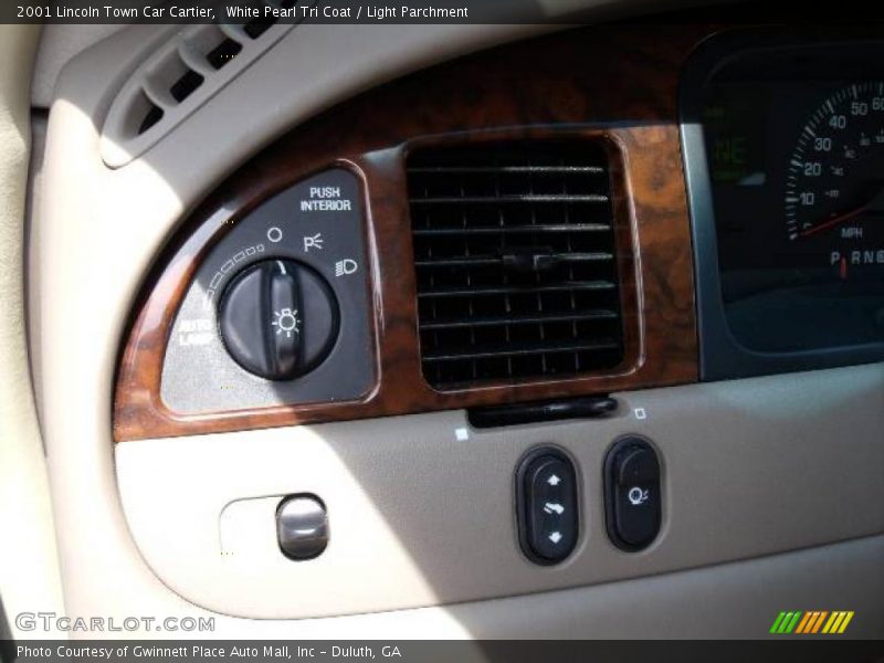 White Pearl Tri Coat / Light Parchment 2001 Lincoln Town Car Cartier
