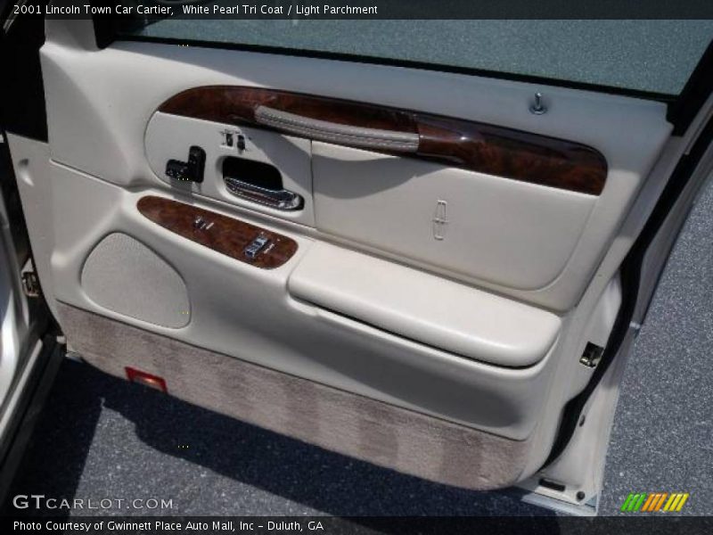 White Pearl Tri Coat / Light Parchment 2001 Lincoln Town Car Cartier