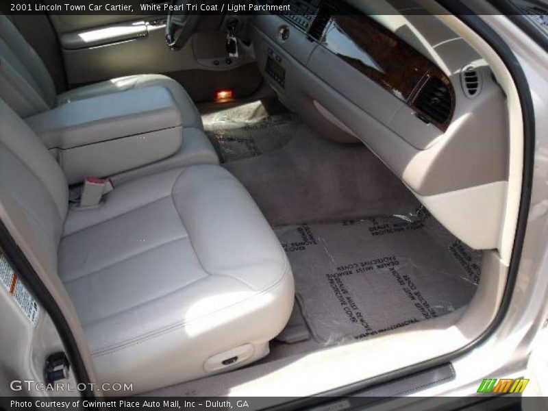 White Pearl Tri Coat / Light Parchment 2001 Lincoln Town Car Cartier