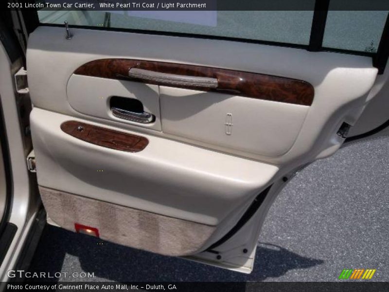 White Pearl Tri Coat / Light Parchment 2001 Lincoln Town Car Cartier