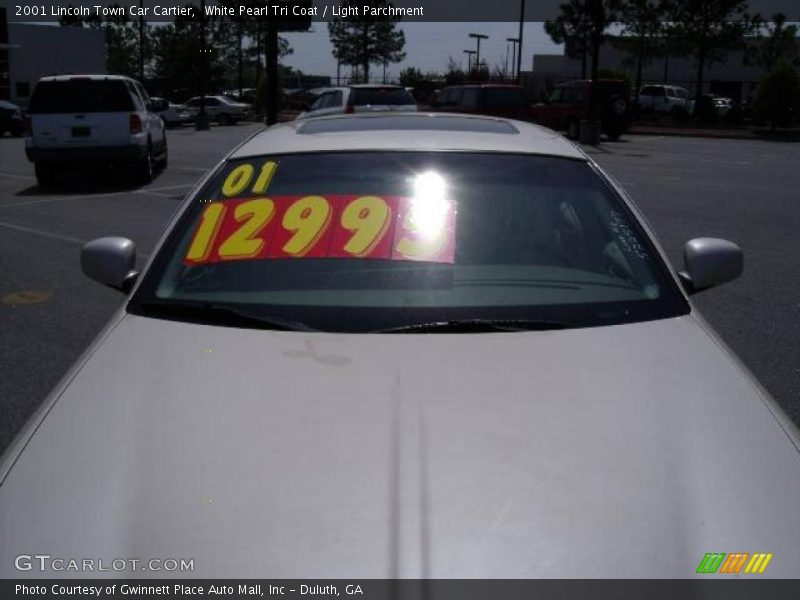 White Pearl Tri Coat / Light Parchment 2001 Lincoln Town Car Cartier