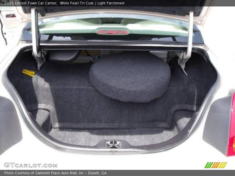 White Pearl Tri Coat / Light Parchment 2001 Lincoln Town Car Cartier