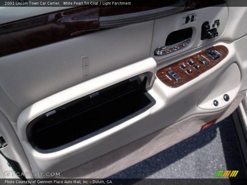 White Pearl Tri Coat / Light Parchment 2001 Lincoln Town Car Cartier
