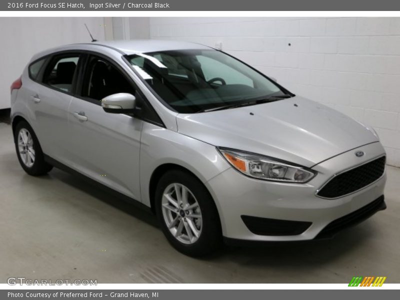 Ingot Silver / Charcoal Black 2016 Ford Focus SE Hatch