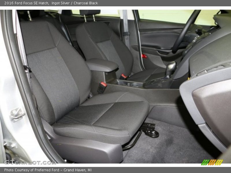 Ingot Silver / Charcoal Black 2016 Ford Focus SE Hatch