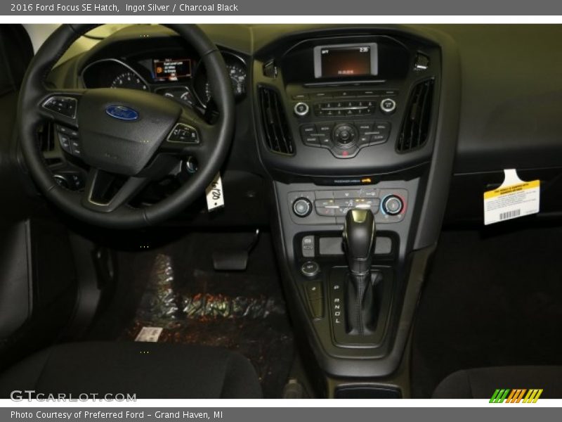 Ingot Silver / Charcoal Black 2016 Ford Focus SE Hatch