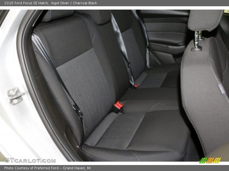 Ingot Silver / Charcoal Black 2016 Ford Focus SE Hatch