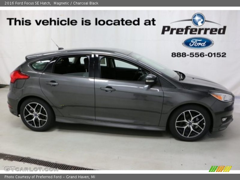 Magnetic / Charcoal Black 2016 Ford Focus SE Hatch