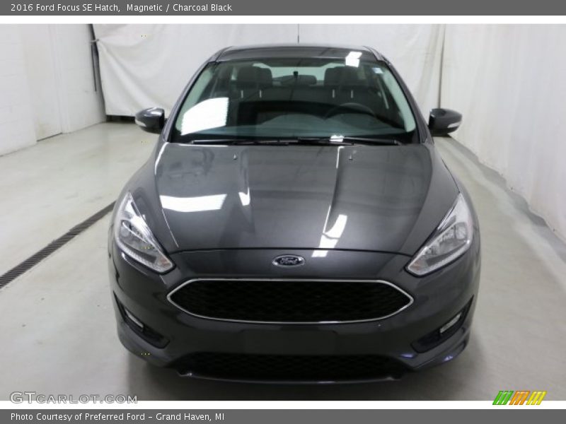 Magnetic / Charcoal Black 2016 Ford Focus SE Hatch