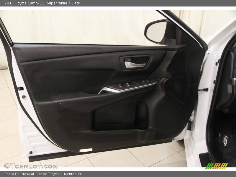 Super White / Black 2015 Toyota Camry SE