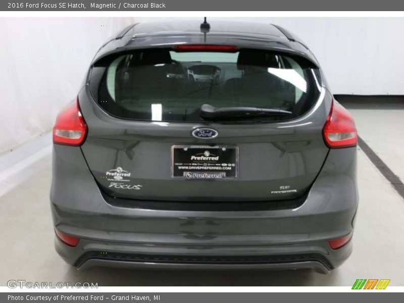 Magnetic / Charcoal Black 2016 Ford Focus SE Hatch
