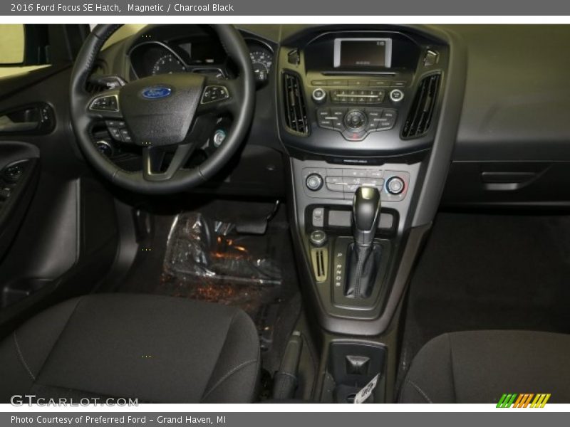 Magnetic / Charcoal Black 2016 Ford Focus SE Hatch