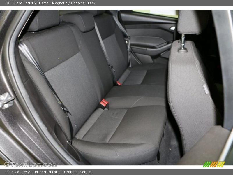 Magnetic / Charcoal Black 2016 Ford Focus SE Hatch