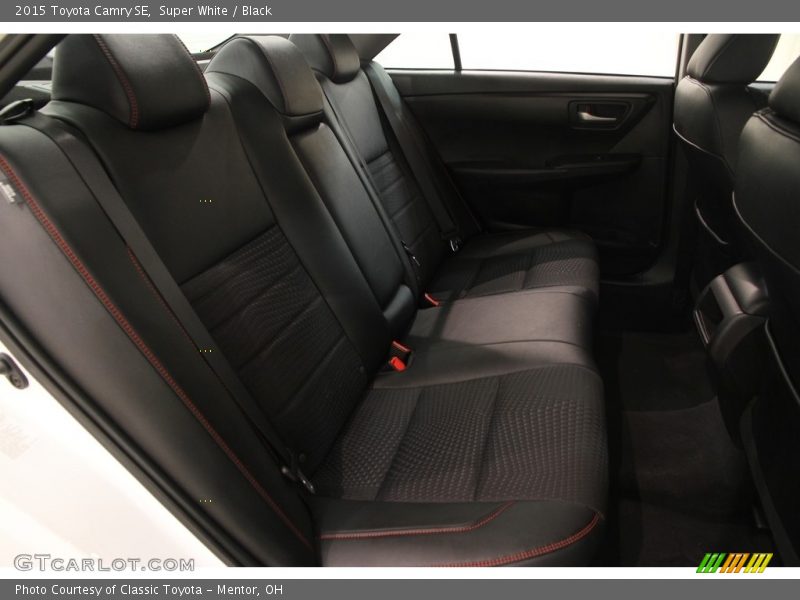 Super White / Black 2015 Toyota Camry SE