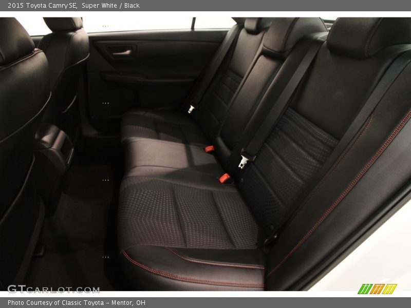 Super White / Black 2015 Toyota Camry SE