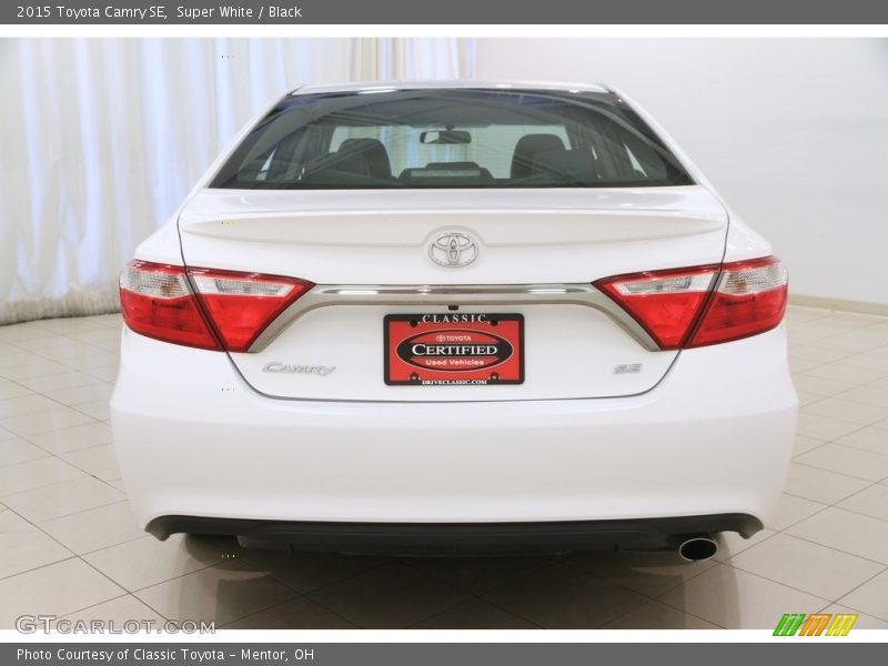 Super White / Black 2015 Toyota Camry SE