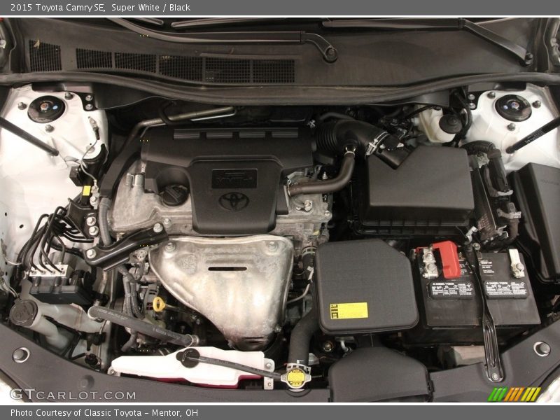 Super White / Black 2015 Toyota Camry SE