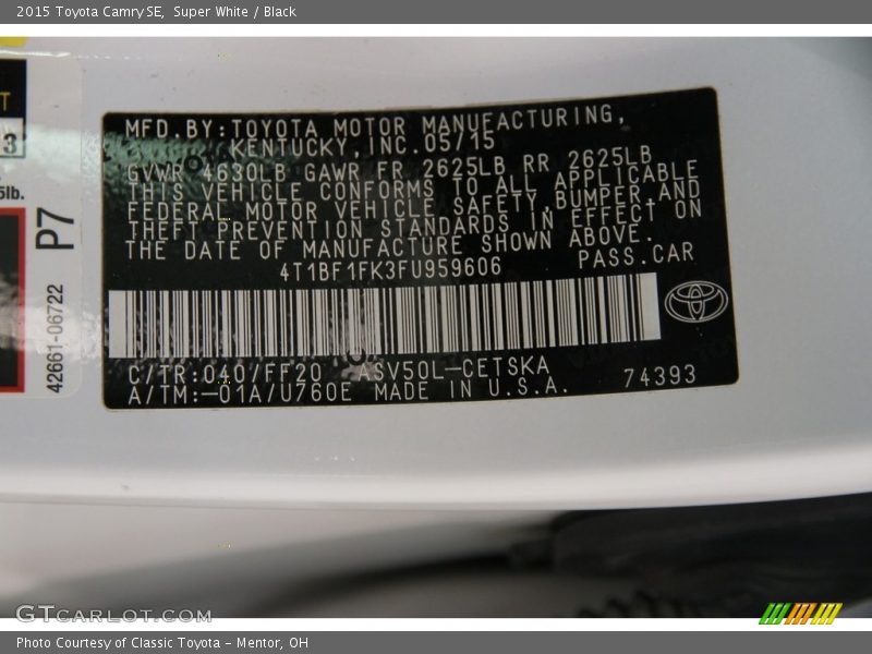 Super White / Black 2015 Toyota Camry SE