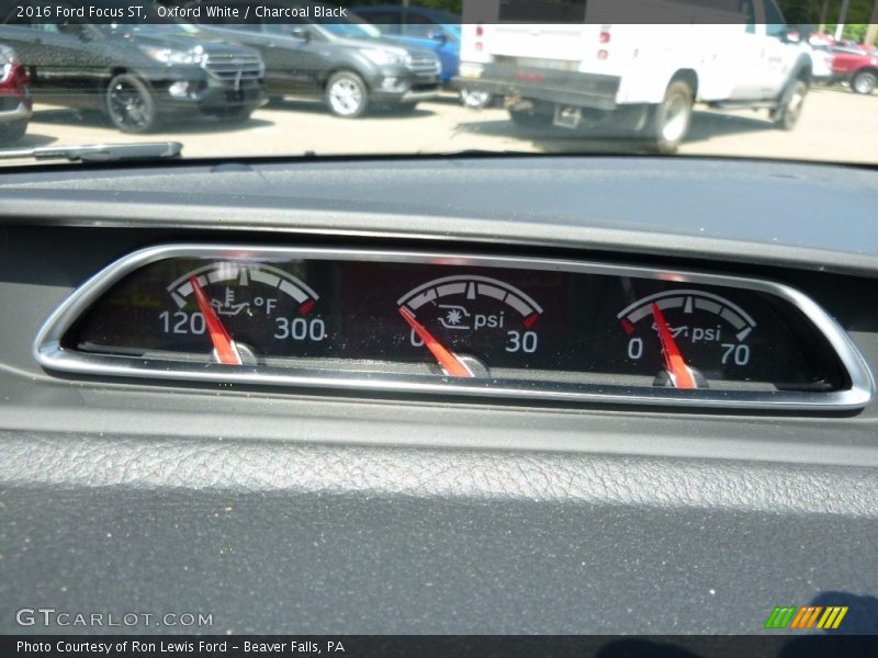Oxford White / Charcoal Black 2016 Ford Focus ST