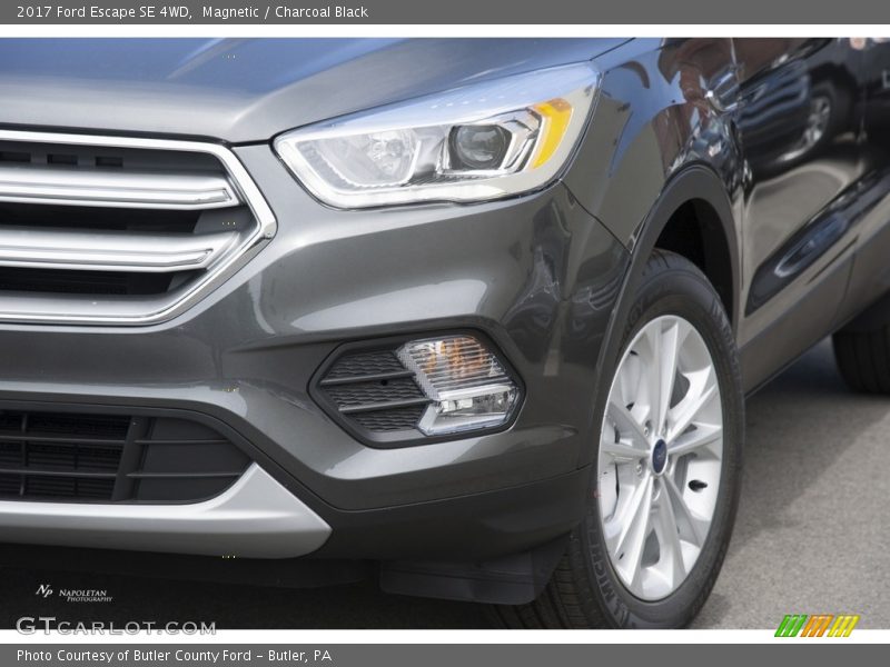 Magnetic / Charcoal Black 2017 Ford Escape SE 4WD