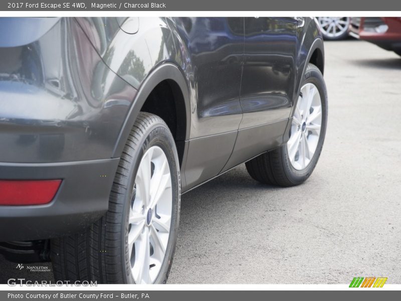 Magnetic / Charcoal Black 2017 Ford Escape SE 4WD