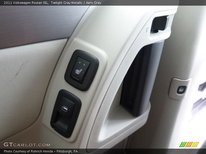 Twilight Gray Metallic / Aero Gray 2011 Volkswagen Routan SEL