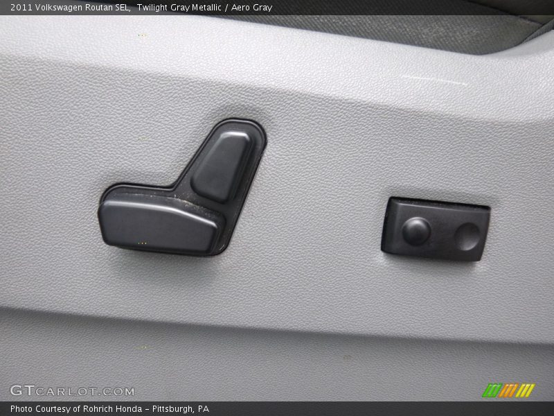 Twilight Gray Metallic / Aero Gray 2011 Volkswagen Routan SEL