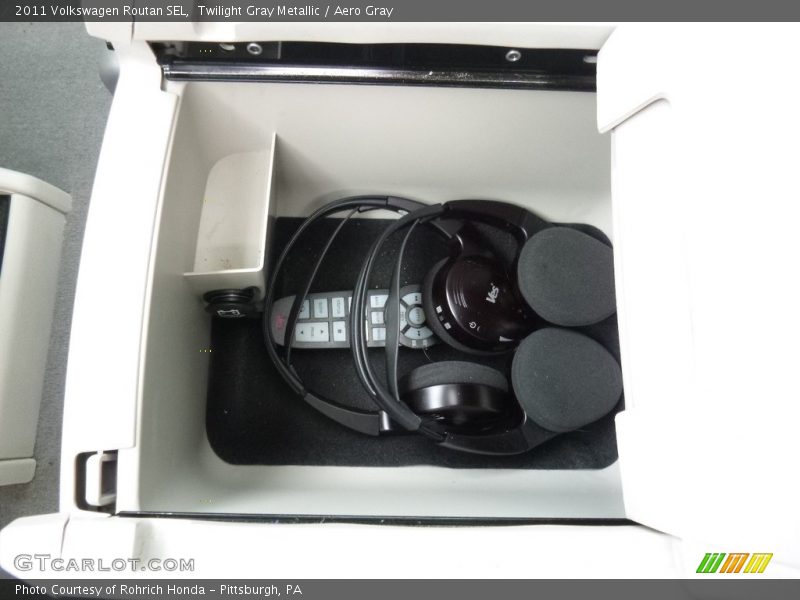 Twilight Gray Metallic / Aero Gray 2011 Volkswagen Routan SEL