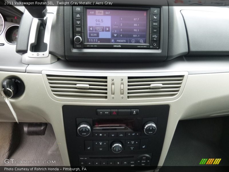 Twilight Gray Metallic / Aero Gray 2011 Volkswagen Routan SEL