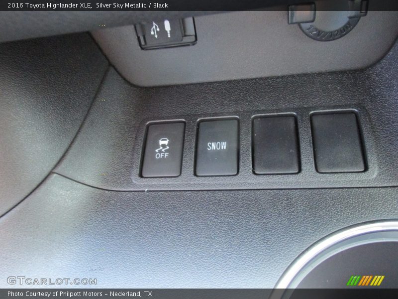 Silver Sky Metallic / Black 2016 Toyota Highlander XLE