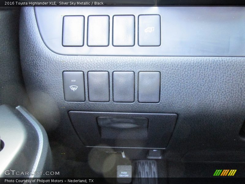 Silver Sky Metallic / Black 2016 Toyota Highlander XLE