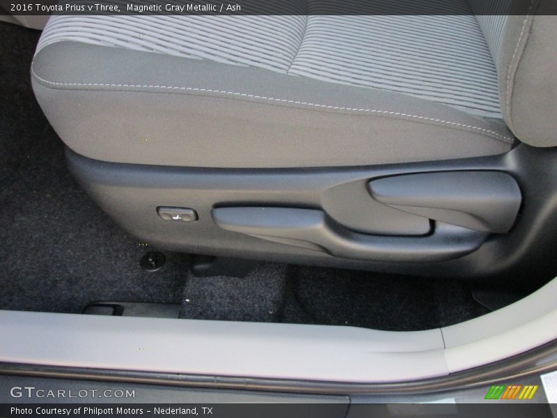 Magnetic Gray Metallic / Ash 2016 Toyota Prius v Three
