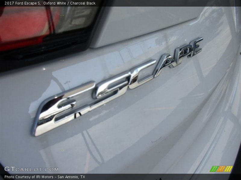 Oxford White / Charcoal Black 2017 Ford Escape S