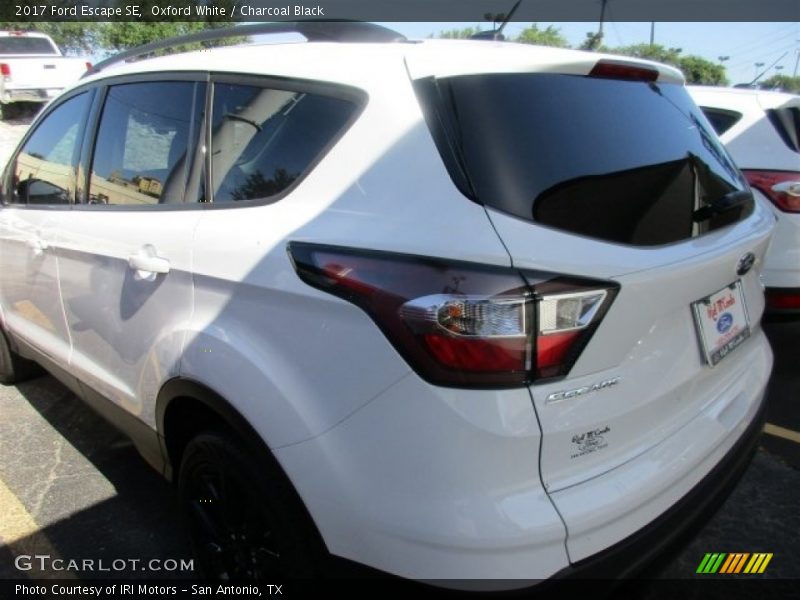 Oxford White / Charcoal Black 2017 Ford Escape SE
