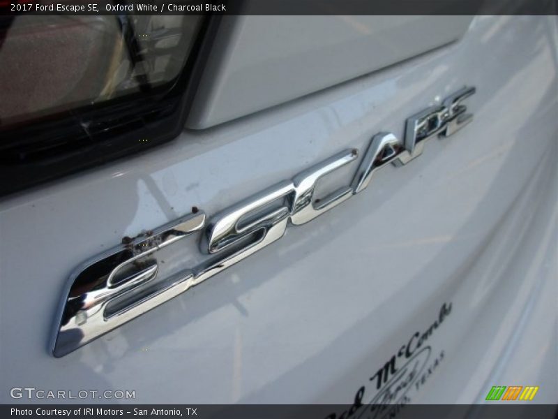 Oxford White / Charcoal Black 2017 Ford Escape SE