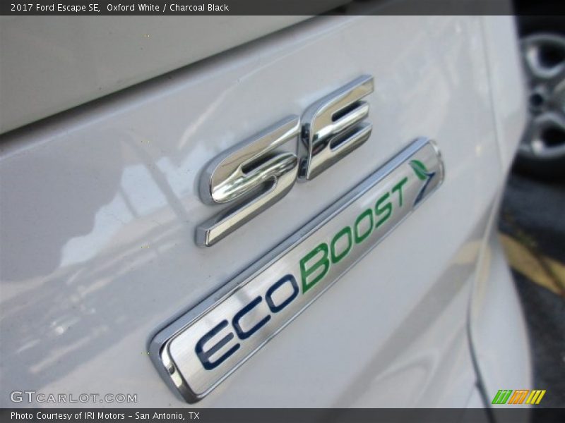 Oxford White / Charcoal Black 2017 Ford Escape SE